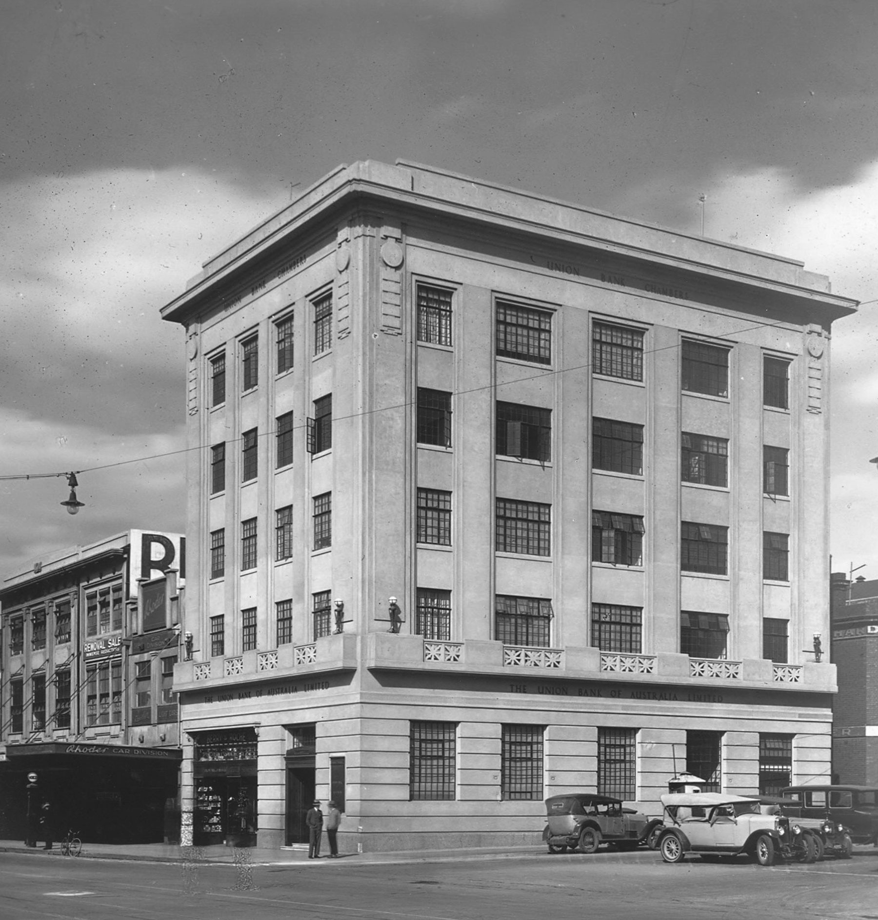 Logo design for the brand Redo on green gradient background